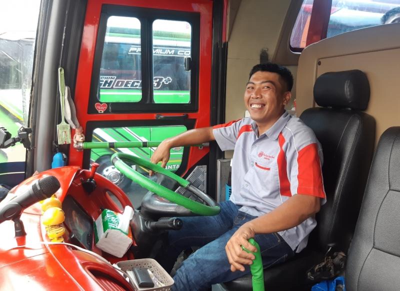 Pengemudi bus Sinar Dempo, Jaya Hasibuan saat mengetemkan busnya di Terminal Bekasi, Jumat (18/6/2021). Bus itu tujuan Pagar Alam-Solo.