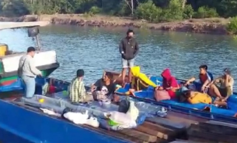 Brimob Polda Kaltara mengamankan dua kapal di perairan Tarakan yang mengangkut kayu ilegal. (Foto: Istimewa)