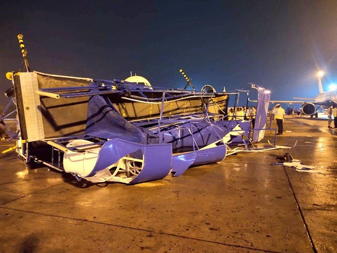 Kerusakan bandara yang disebabkan oleh badai petir di Bandara Ahemdabad, India.