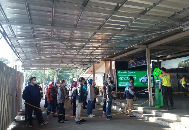 Antrean pengguna KRL di Stasiun Bekasi.