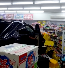 Mobil Toyota Fortuner setelah menabrak pintu kaca masuk ke dalam Alfamart  Karamatmulya. (Ist.)