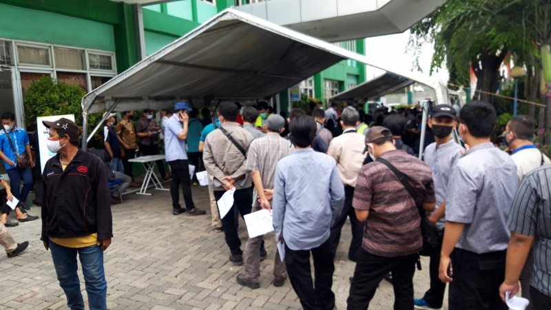 Antrean jelang vaksinasi yang digelar 17-30 Juni di Pelabuhan Tanjung Priok 