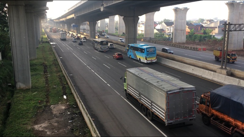 Tol Bekasi Timur kedua arah ramai lancar, Senin (21/6/2021) pagi. Foto: BeritaTrans.com.