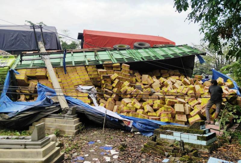 Truk tronton terguling sebagian muatan minyak goreng menindih sejumlah makam di Desa Junjang Wetan, Kecamatan Arjawinangun, Kabupaten Cirebon, Jawa Barat. (Ist.) 