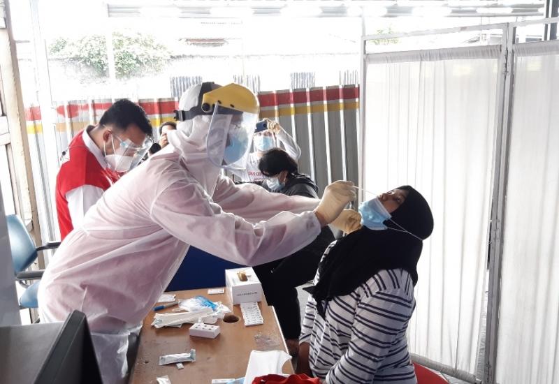 Layanan tes antigen acak kepada calon penumpang KRL di Stasiun Bekasi, Senin (21/6/2021) 