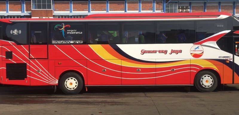 Gumarang Jaya: Mengarungi Jalan Raya Lampung dengan Sentuhan Kemewahan dan Keamanan