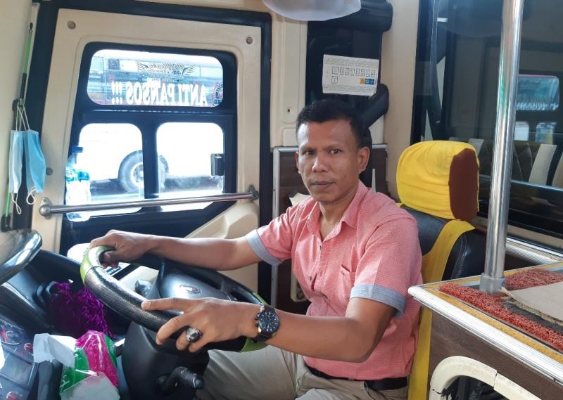 Pengemudi bus Sempati Star, Idris 42 tahun saat menaikkan penumpang di Terminal Bekasi.