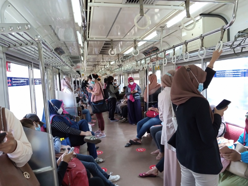 Suasana di dalam KRL pagi ini lebih sepi dari pekan lalu