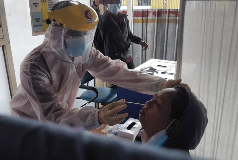 Tes swab antigen acak kepada penumpang KRL di Stasiun Bekasi, Senin (21/6/2021).