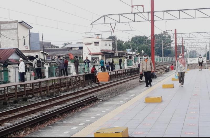 Stasiun Tambun banyak penumpang menanti KRL di peron sementara tak beratap.