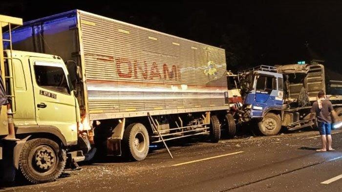 Tiga truk terlibat kecelakaan di jalan Raya Tuban-Bancar, KM 12-13 Desa Kaliuntu, Kecamatan Jenu, Kabupaten Tuban, Rabu (21/6/2021), dini hari.