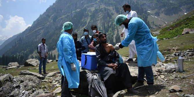 Tenaga medis India lakukan vaksinasi Covid-19 di pegunungan.