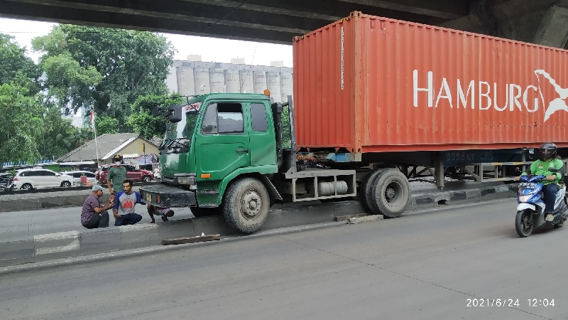 Truk Kontainer nyangkut di separator di Tanjung Priok. (Foto:BeritaTrans/aksi.id/ahmad) 