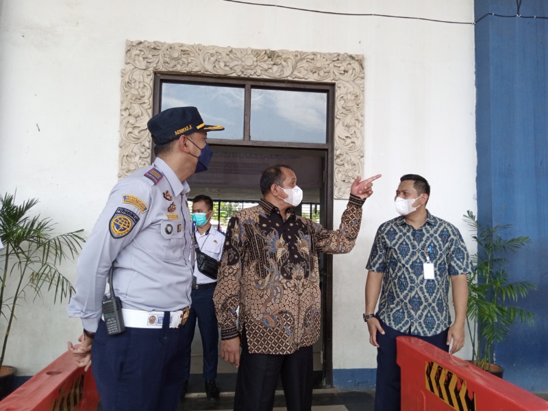 Direktur Prasarana BPTJ Edi Nursalam berbincang dengan Kepala Terminal Jatijajar, Depok
