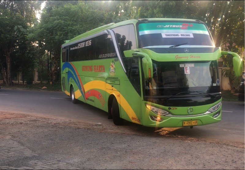 Bus Gunung Harta tiba di pool Bulak Kapal, Bekasi Timur, Jumat (25/6/2021) sore. Foto: BeritaTrans.com.