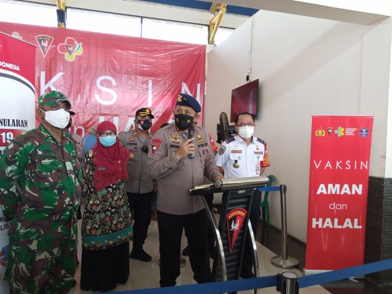 Komandan Korps Brimob IIrjen Pol Anang Revandoko didamping Kadishub Depok Dadang Wihana