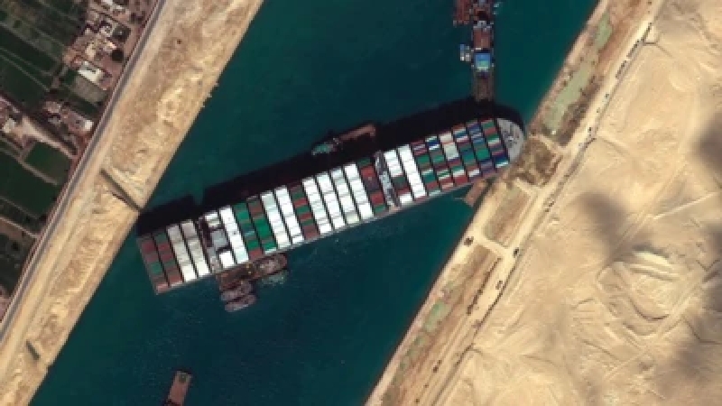 Citra satelit dari Maxar Technologies ini menunjukkan kapal kargo MV Ever Given terjebak di Terusan Suez dekat Suez, Mesir, 27 Maret 2021. (Foto: AP)