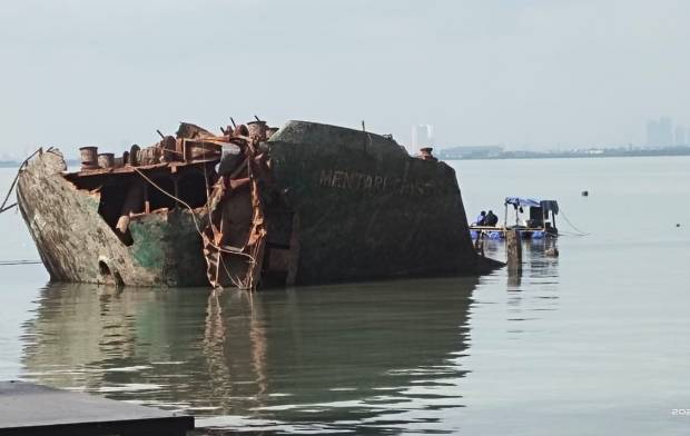 Penampakan Kapal MV Mentari yang masih teronggok di sekitar Teluk Lamong.Foto/ist