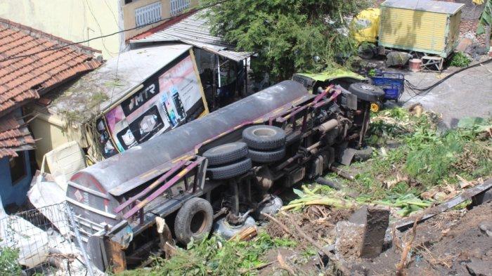 Kecelakaan Truk muatan cairan kimia terguling dari Tol Gayamsari meluncur ke pemukiman warga Jalan Beruang Dalam Timur, Kalicari, Pedurungan, Kota Semarang, Sabtu (26/6/2021). (Foto:Iwan Arifianto)