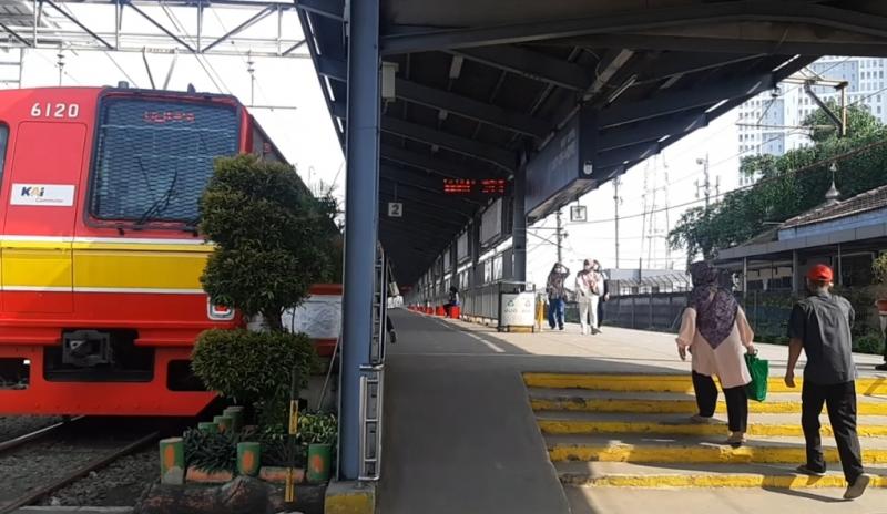 KRL di Stasiun Bekasi, Ahad (27/6/2021).