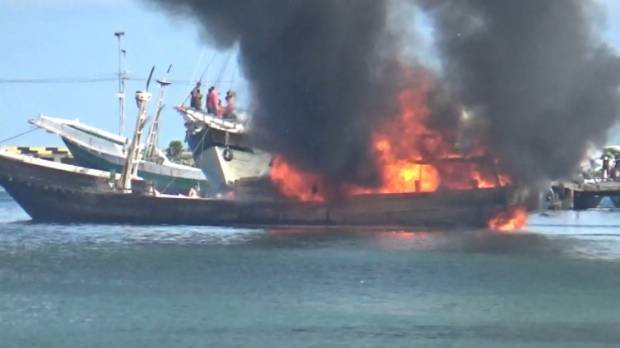 Kapal ikan KMN Maritim 19 GT 30 terbakar hebat di perairan Kolaka, Sabtu siang (26/06/2021). Foto/iNews TV