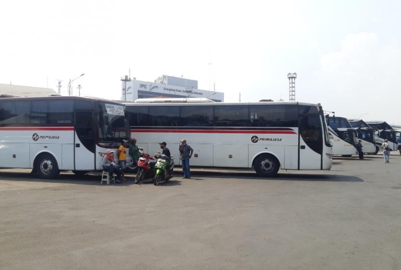 Bus Primajasa di Terminal Tanjung Priok pada Ahad (27/6/2021).