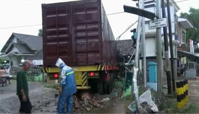 Truk trailer sarat muatan menabrak pagar masji dan masuk ke rumah warga di jalur Pantura Tuban, Minggu (27/6/2021). Foto: Inews.id.