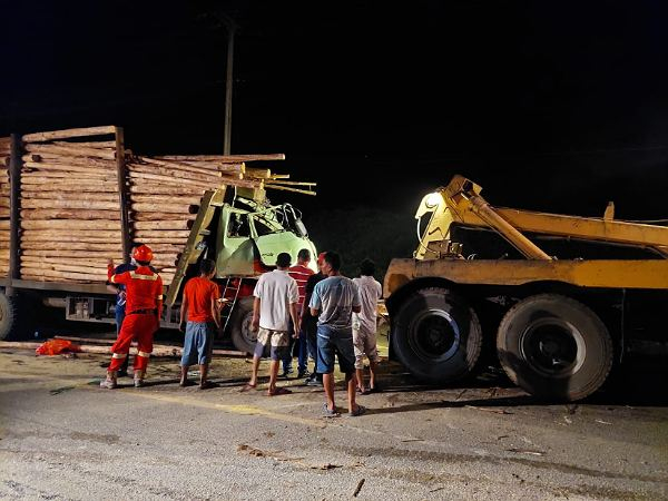 Proses evakuasi mobil truk kayu balok yang tabrakan dengan bus karyawan di Pelalawan. (foto: istimewa)