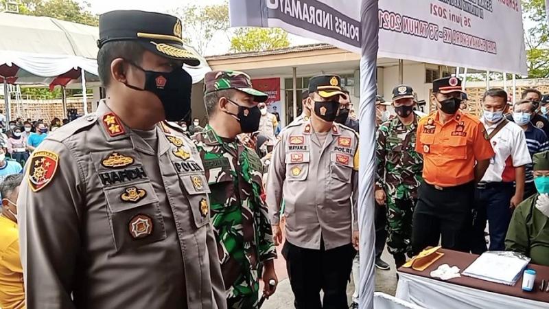 Kapolres Indramayu AKBP Hafidh Susilo Herlambang tengah meninjau vaksinasi kegiatan HUT ke-75 Bhayangkara Tahun 2021. (Ist.)