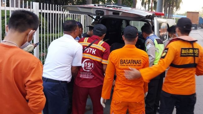 Tim SAR evakuasi jenazah penumpang kapal yang jatuh ke laut di perairan Bakauheni, Lampung Selatan. [Lampungpro.co/BASARNAS]