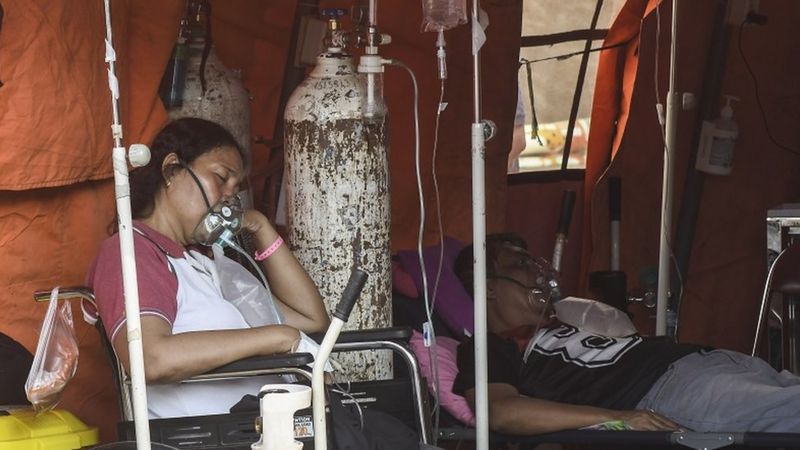 Pasien menjalani perawatan di tenda darurat yang dijadikan ruang IGD (Instalasi Gawat Darurat) di RSUD Bekasi, Jawa Barat, Jumat (25/6). Pemerintah setempat memindahkan ruang IGD ke tenda darurat karena keterbatasan tempat. (ANTARAFOTO)