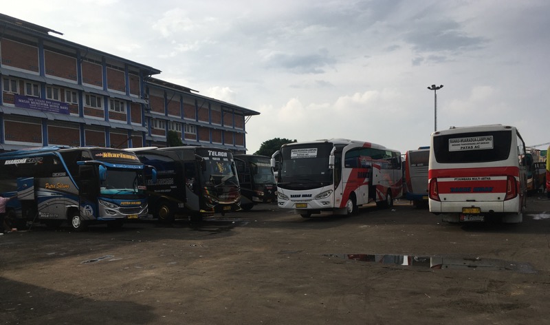 Area parkir bus Sumatera di Terminal Induk Kota Bekasi, terlihat lengang, Senin (28/6/2021) sore. Foto: BeritaTrans.com.