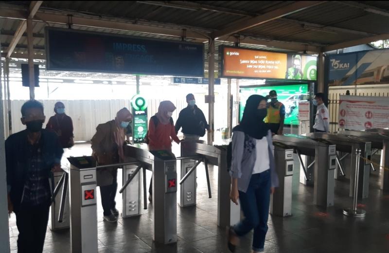 Pintu tap tiket di Stasiun Bekasi. Pada Senin (28/6/2021) pagi, penumpang tampak sepi, tidak ada barisan antrean.