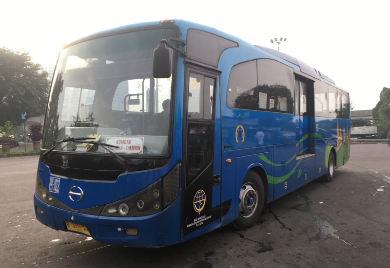 Bus Kota yang tiba dan terparkir disisi jalan drpan Gerbang Tol Bekasi Timur, Senin (28/6/2021) pagi. Foto: BeritaTrans.com.