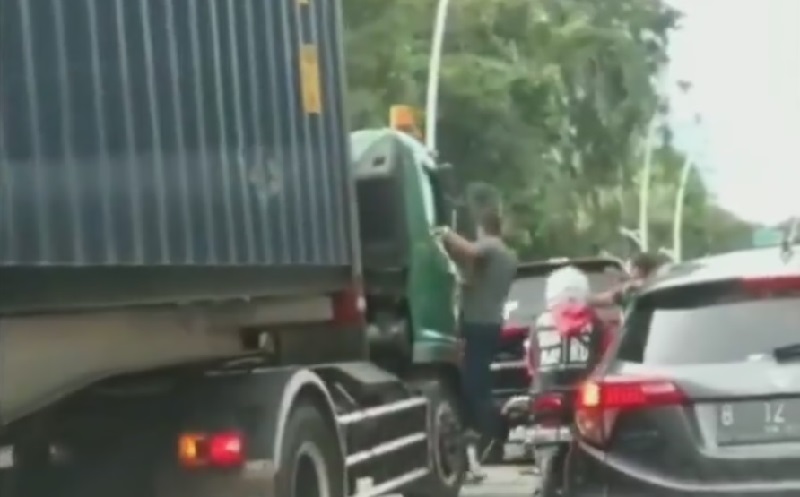Pelaku perusakan truk kontainer di Sunter ditangkap (Foto: Instagram @jurnalisjunior)