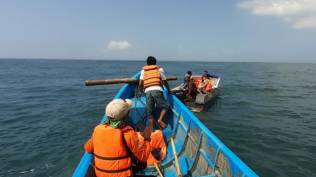 Pencarian tiga nelayan Kapal MV Jaya Berkah yang terbalik di Pantai Sancang, Garut, Jawa Barat, pada Selasa (29/6/2021). (Sumber: Kompastv/Ant)