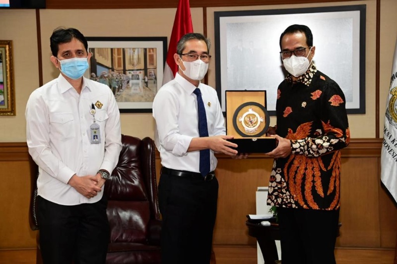 Menhub saat menerima hasil laporan dari BPK di Jakarta, Rabu (30/6/2021)