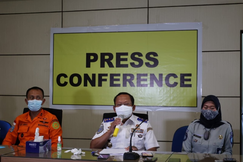 Dirjen Perhubungan Darat Budi Setiyadi (tengah) saat konferensi pers terkait tenggelamnya KMP Yunicee di Selatan Perairan Pelabuhan GilimanukSelatan 