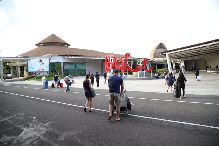 Kedatangan penumpang di Bandara Internasional I Gusti Ngurah Rai Bali. Foto: Kompas.com.