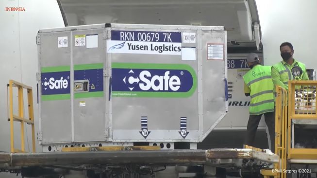 Penampakan sebanyak 998.400 dosis vaksin AstraZeneca saat tiba di Indonesia. (istimewa)