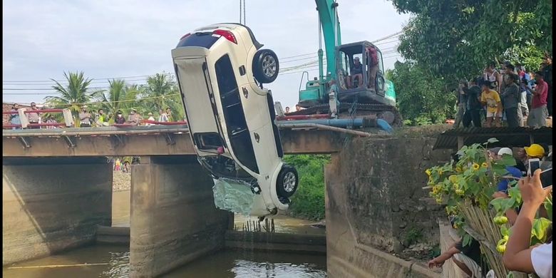 Proses evakuasi mobil Mitsubishi Pajero berpenumpang satu keluarga yang terjun ke Sungai Segonang di Kecamatan Pedamaran, Kabupaten Ogan Komering Ilir, Sumsel, Rabu (30/6/2021) pagi. Empat orang tewas dalam kecelakaan itu yakni ayah dan tiga anaknya. Foto: Kompas.com.