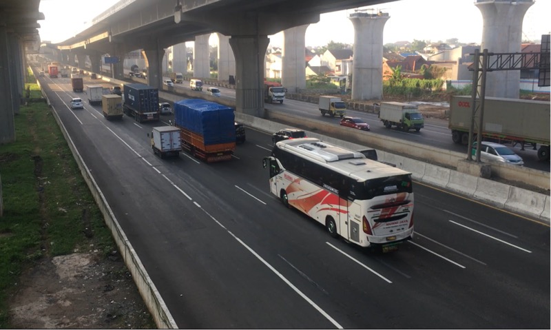 Semarak bus AKAP dan AKDP serta truk logistik di Tol Bekasi Timur, Jumat (2/7/2021) pagi. Foto: BeritaTrans.com.