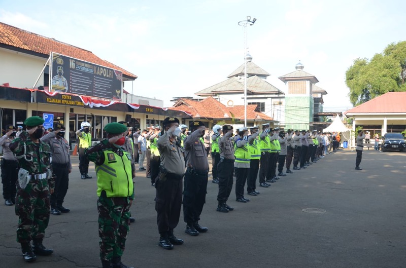 Apel gelar pasukan dalam rangka persiapan Pemberlakuan Pembatasan Kegiatan Masyarakat (PPKM). Foto: Humas Polrestro Bekasi Kota.
