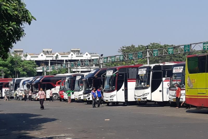 Suasana di Terminal Bekasi pada hari pertama PPKM Darurat, Sabtu (3/7/2021).