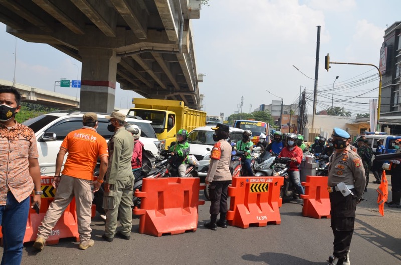 Petugas melakukan pemeriksaan kepada pengendara yang melintas masuk ke wilayah Kota Bekasi. Foto: Humas Polrestro Bekasi Kota