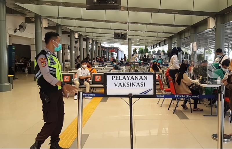 Pelayanan vaksinasi kepada penumpang kereta api jarak jauh di Stasiun Pasar Senen. 