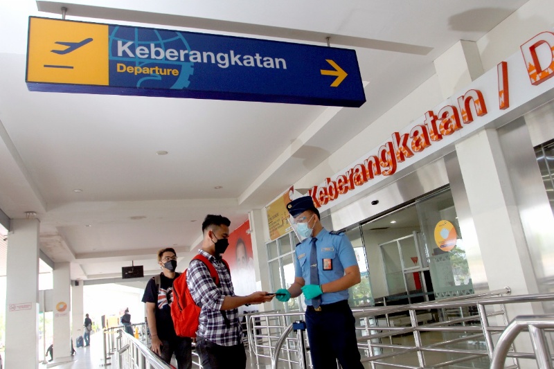 Validasi dokumen kesehatan di pintu keberangkatan bandara Angkasa Pura II