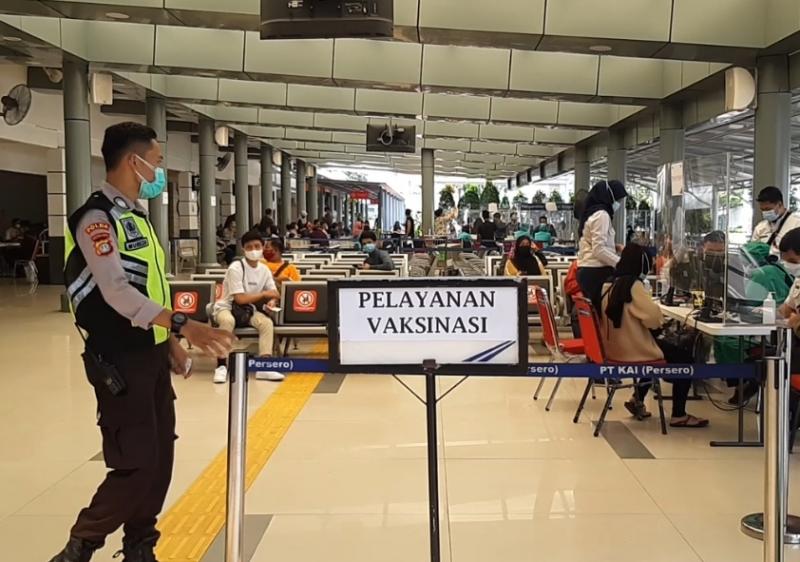 Pelayanan vaksin di Stasiun Pasar Senen, Jakarta. Kartu vaksin wajib bagi pengguna kereta api jarak jauh pada masa PPKM Darurat 3-20 Juli 2021.