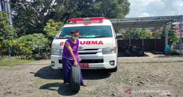 Staf PSC 119 Dinkes Rejang Lebong menunjukkan ban ambulans yang pecah dalam peristiwa perampokan di Jalan Lintas Curup-Lubuklinggau, Sabtu dini hari (3/7) sekitar pukul 01.06 WIB. (ANTARA/Nur Muhamad)  