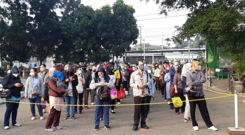 Barisan antrean pengguna KRL di Stasiun Bekasi, Senin (5/7/2021) pagi.